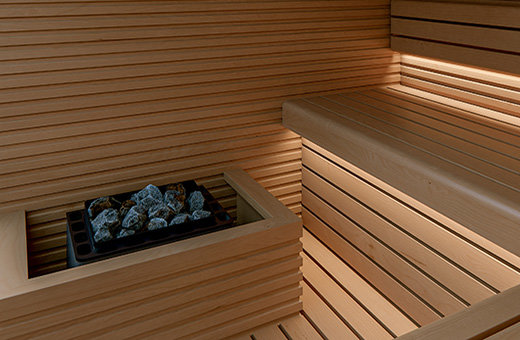 Finnischer Saunaofen mit Ofenschutzgitter in einer Sauna für Zuhause (Sauna Bausatz zum Selbstaufbau). 